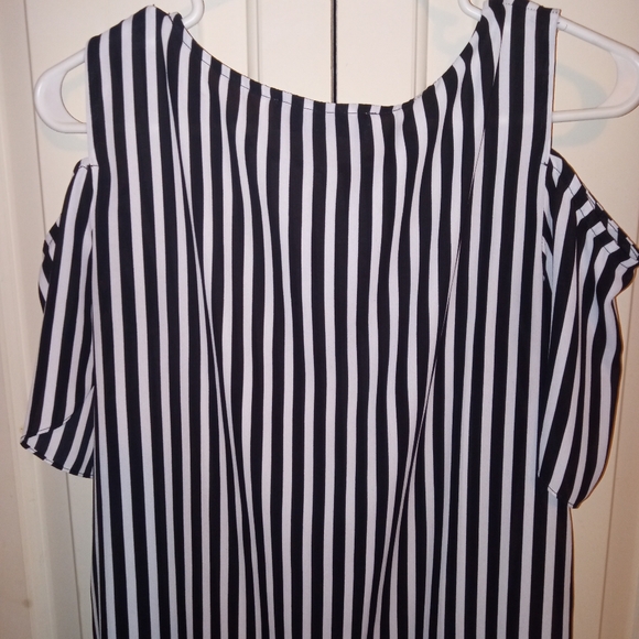 3/$10 Jones Studio Open Shoulder Short Sleeve Pinstripe Top Size Small - Picture 7 of 7